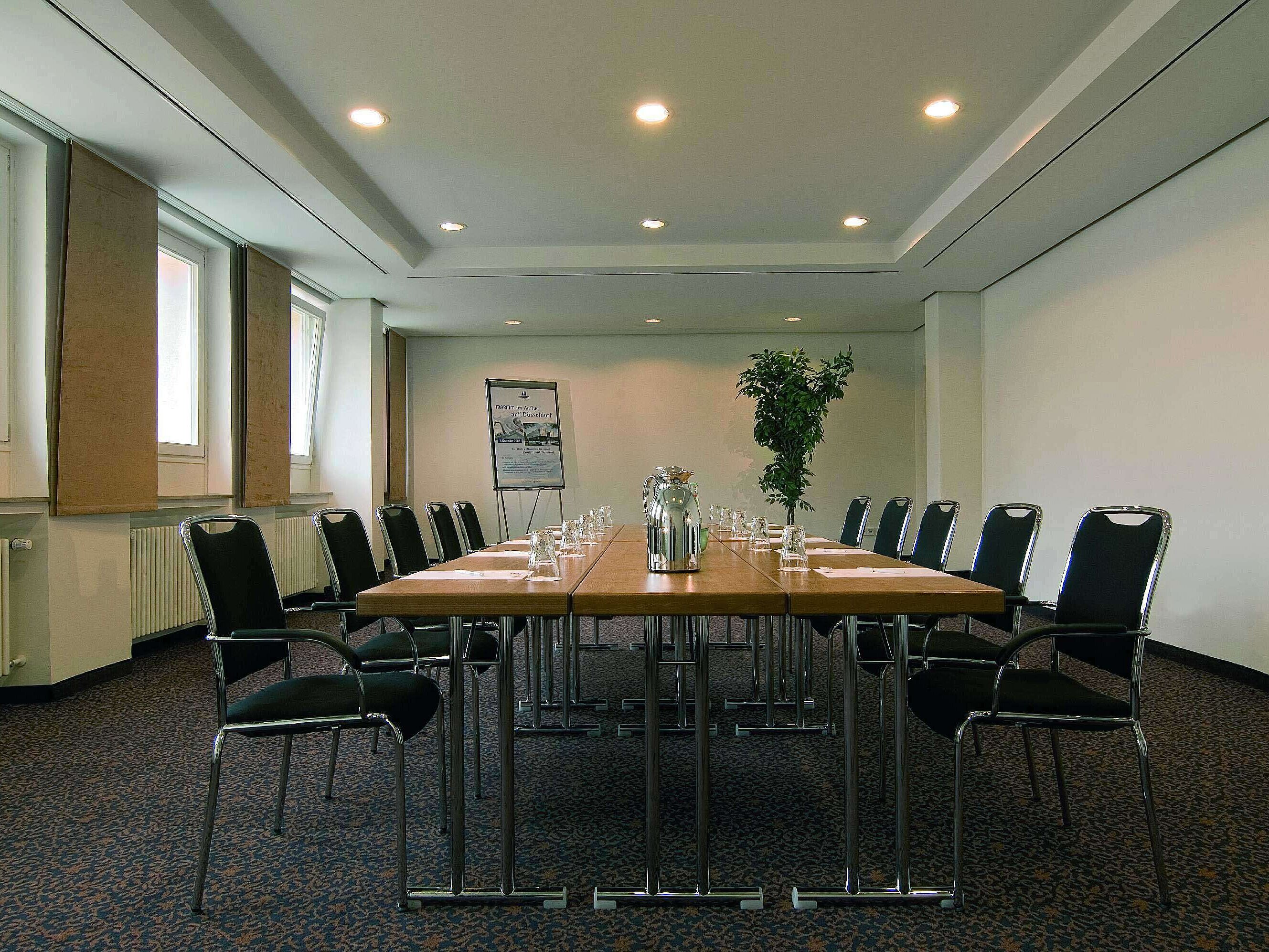 Meeting room Bright meeting room at Maritim Hotel Fulda with modern equipment and conference table.