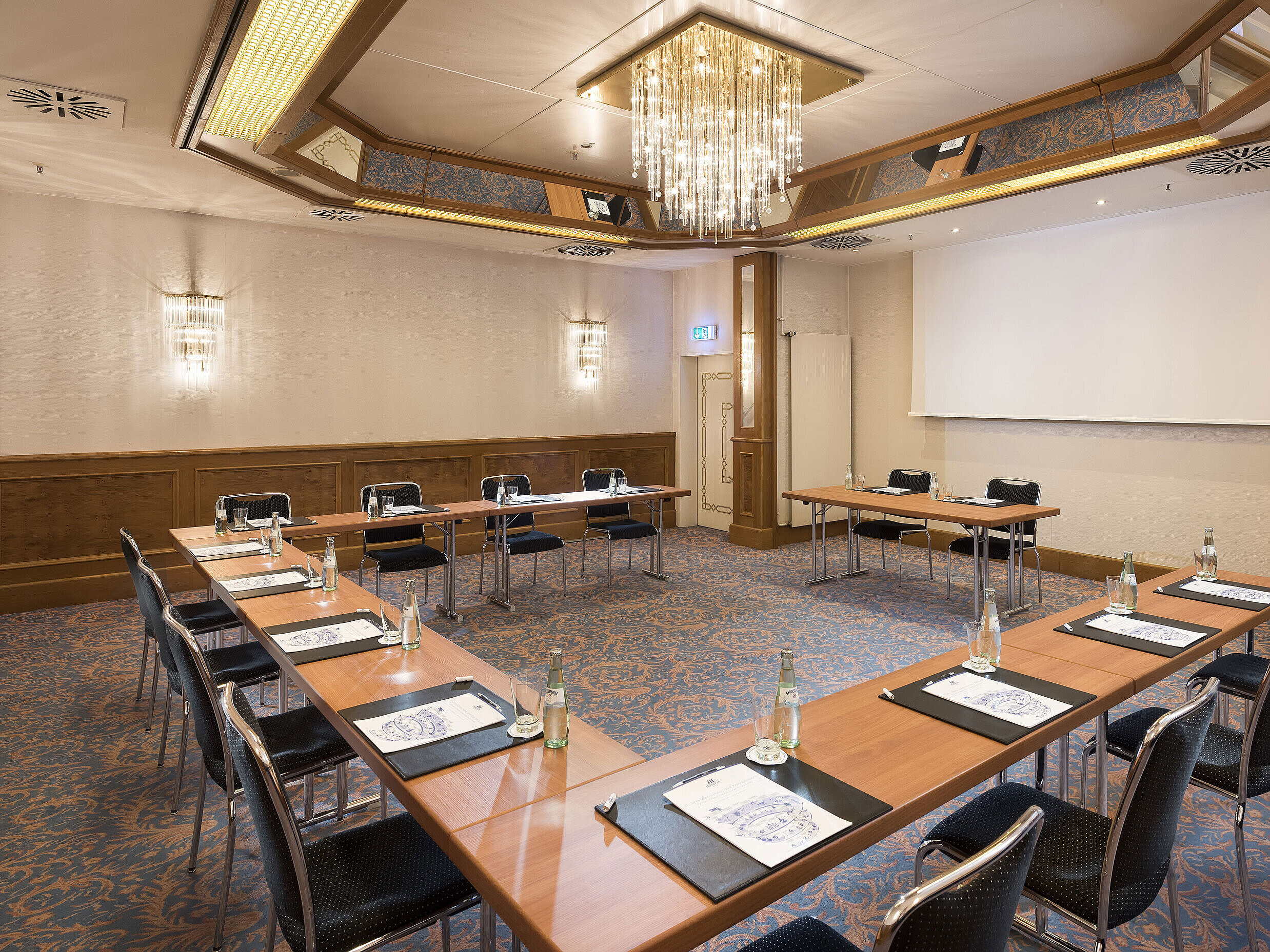 Salon Darmstadt Bright conference room with U-shape seating and chandelier at the Maritim Hotel Munich