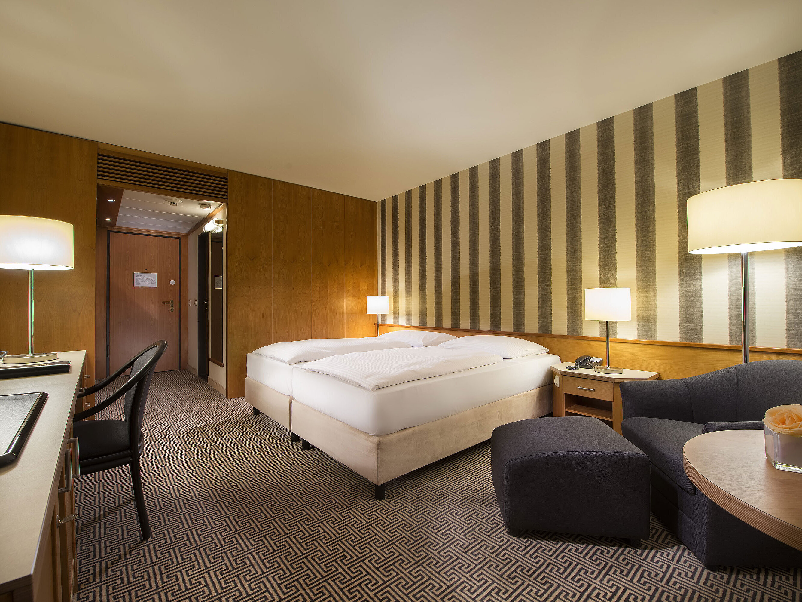 Classic room Bright double room with soft lighting and cosy sitting area at Maritim Hotel Stuttgart