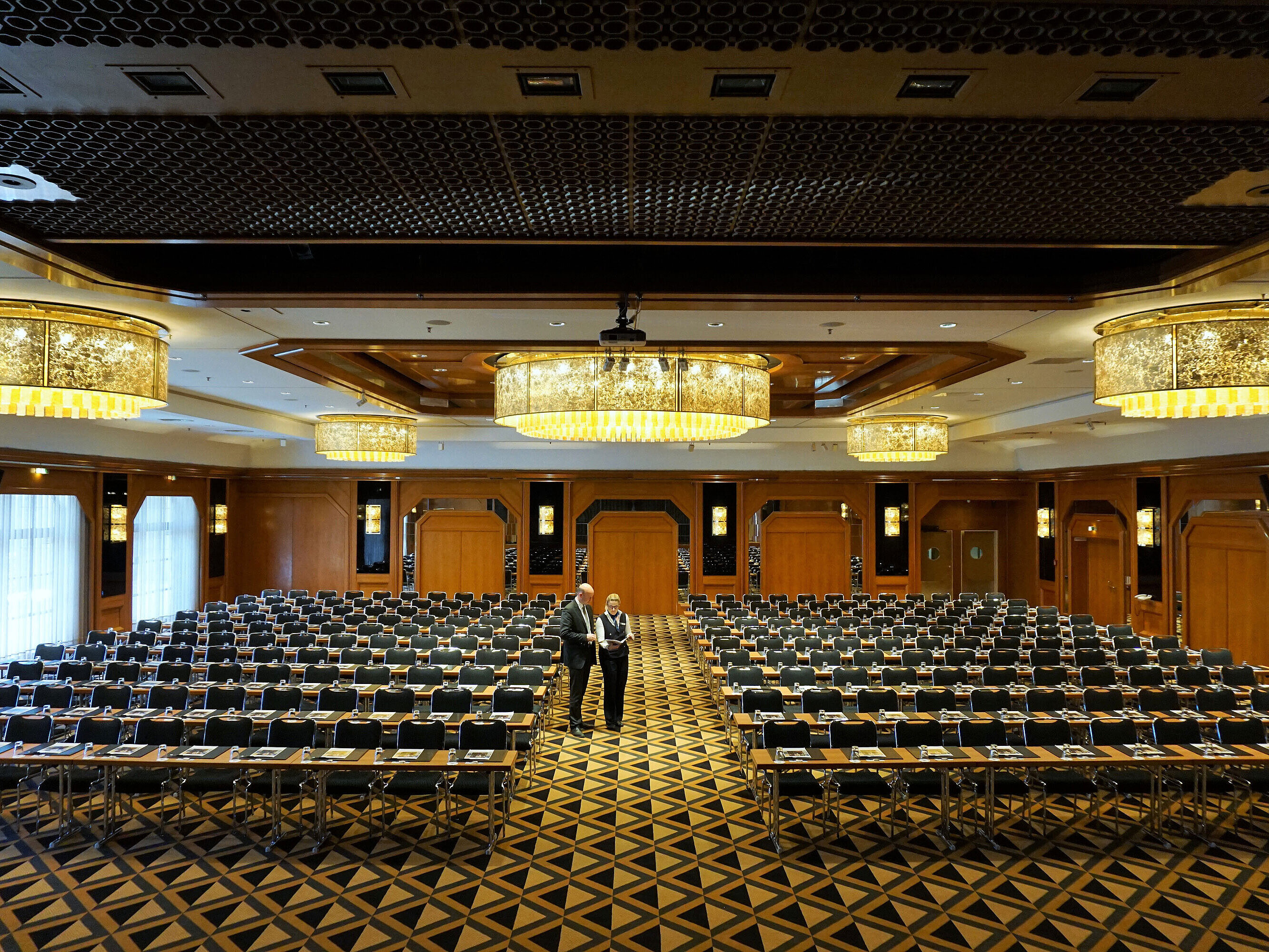 Saal Maritim Elegant conference hall at Maritim Hotel Königswinter with modern seating and impressive chandeliers.