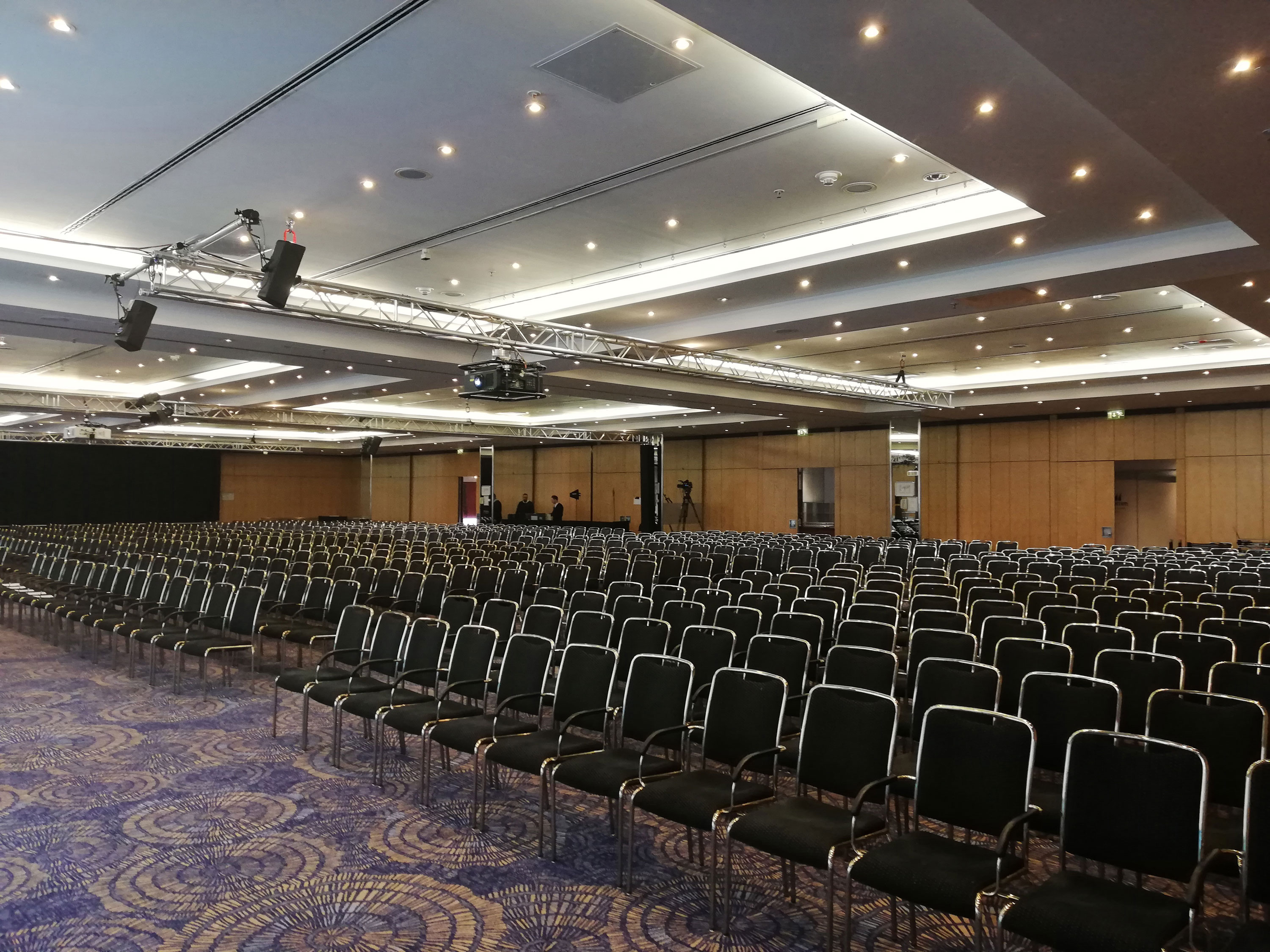 Saal Maritim Row seating and modern AV equipment in the conference room of the Maritim proArte Hotel, ideal for conferences and events.
