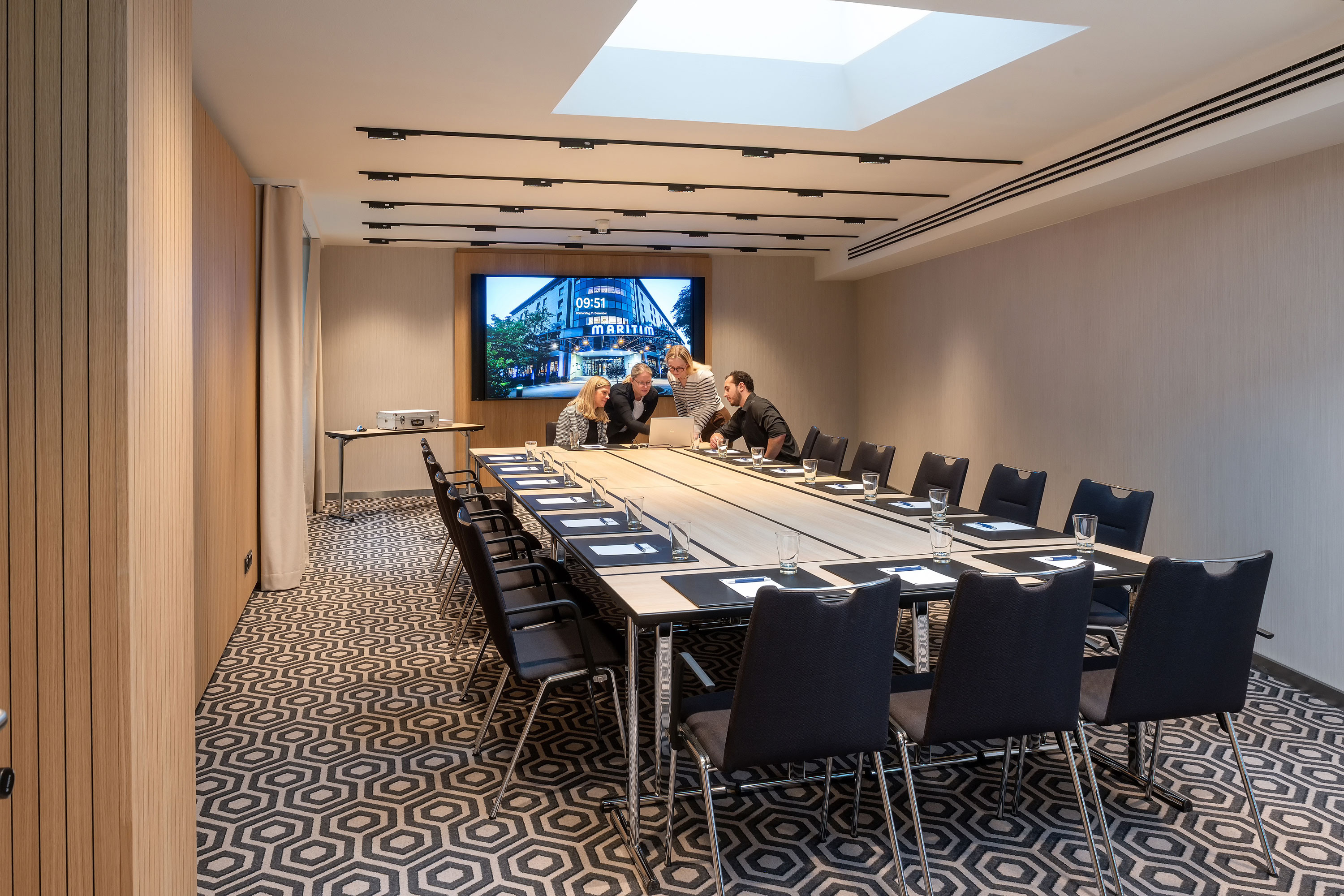 Meeting room 2 Meeting room 2 with conference table, modern technology, screen and a professional meeting atmosphere.