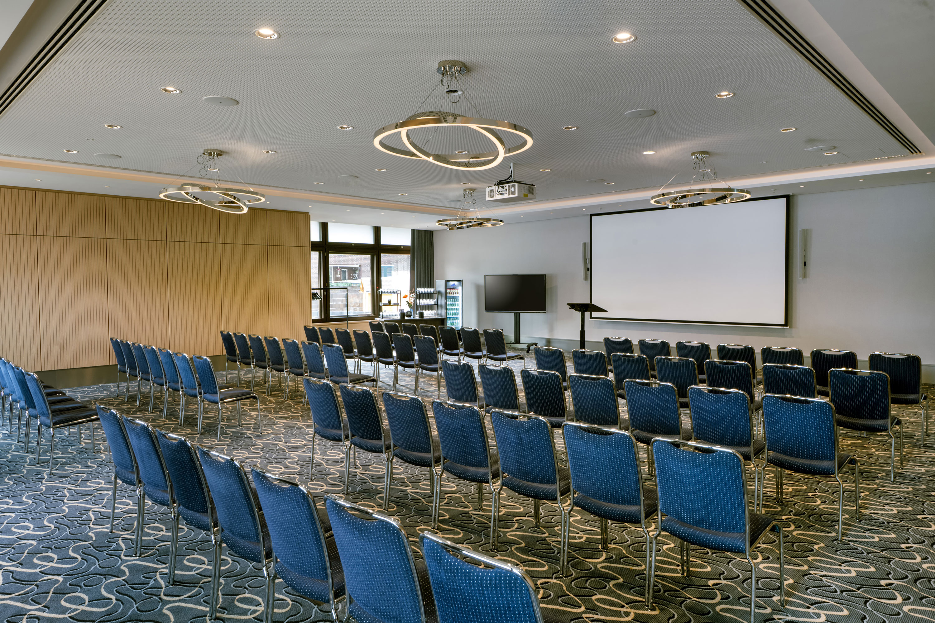 Salon Timmendorf Bright, spacious conference room with seating at the Maritim Hotel Darmstadt
