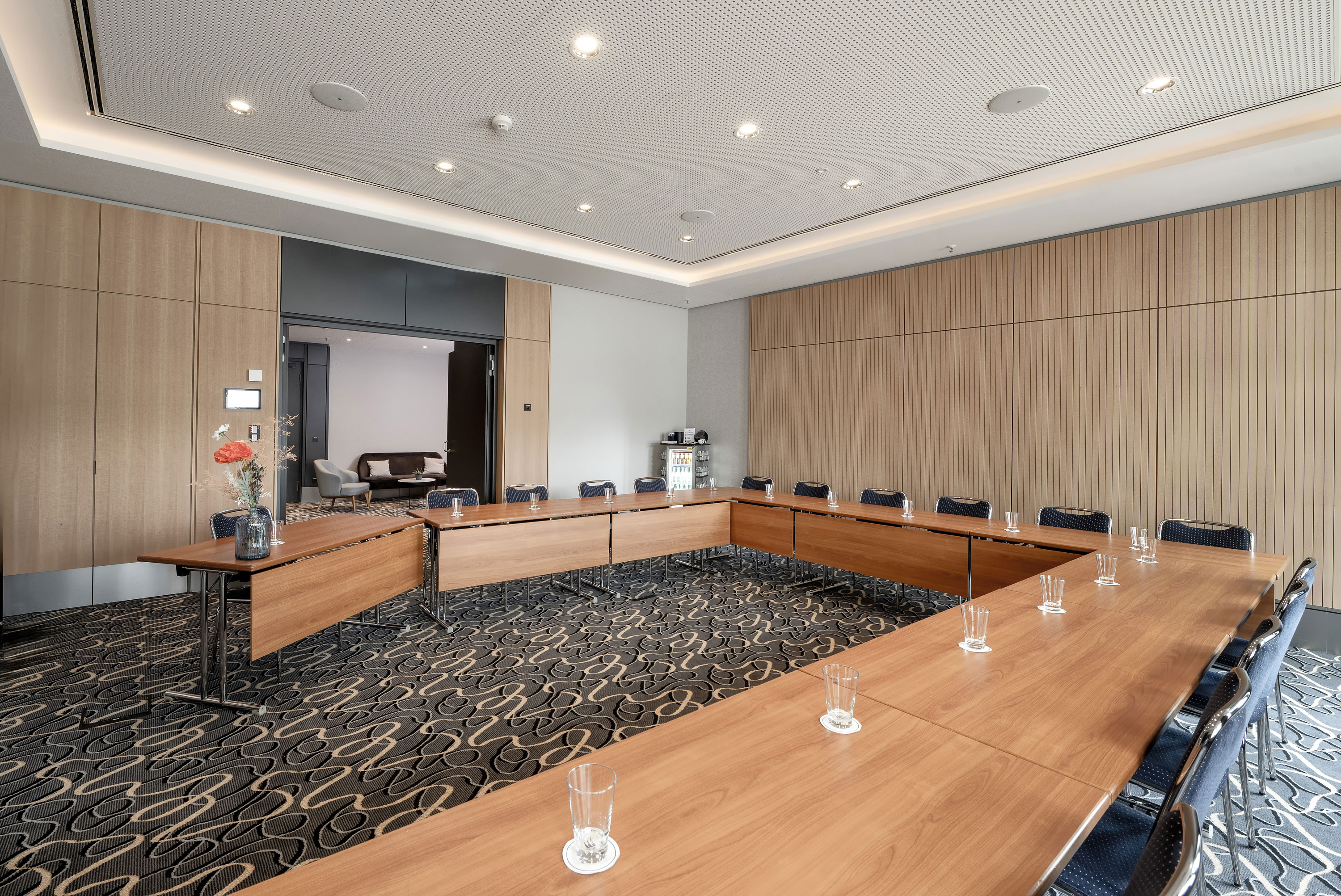 Salon Travemünde Bright conference room with U-shape seating and modern equipment at the Maritim Hotel Darmstadt