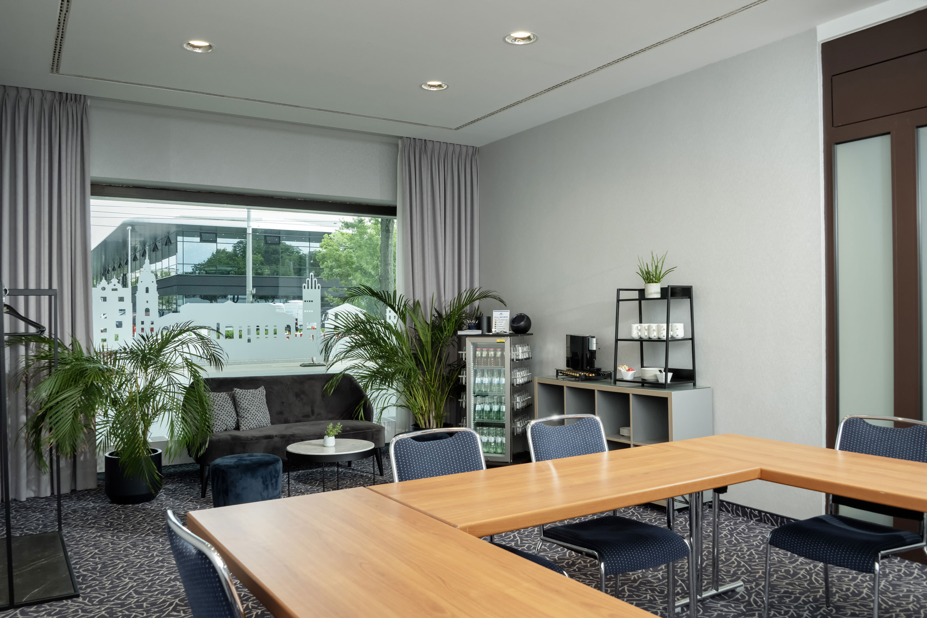 Salon Kiel Salon Kiel with sofa, plants and large windows at the Maritim Hotel Darmstadt