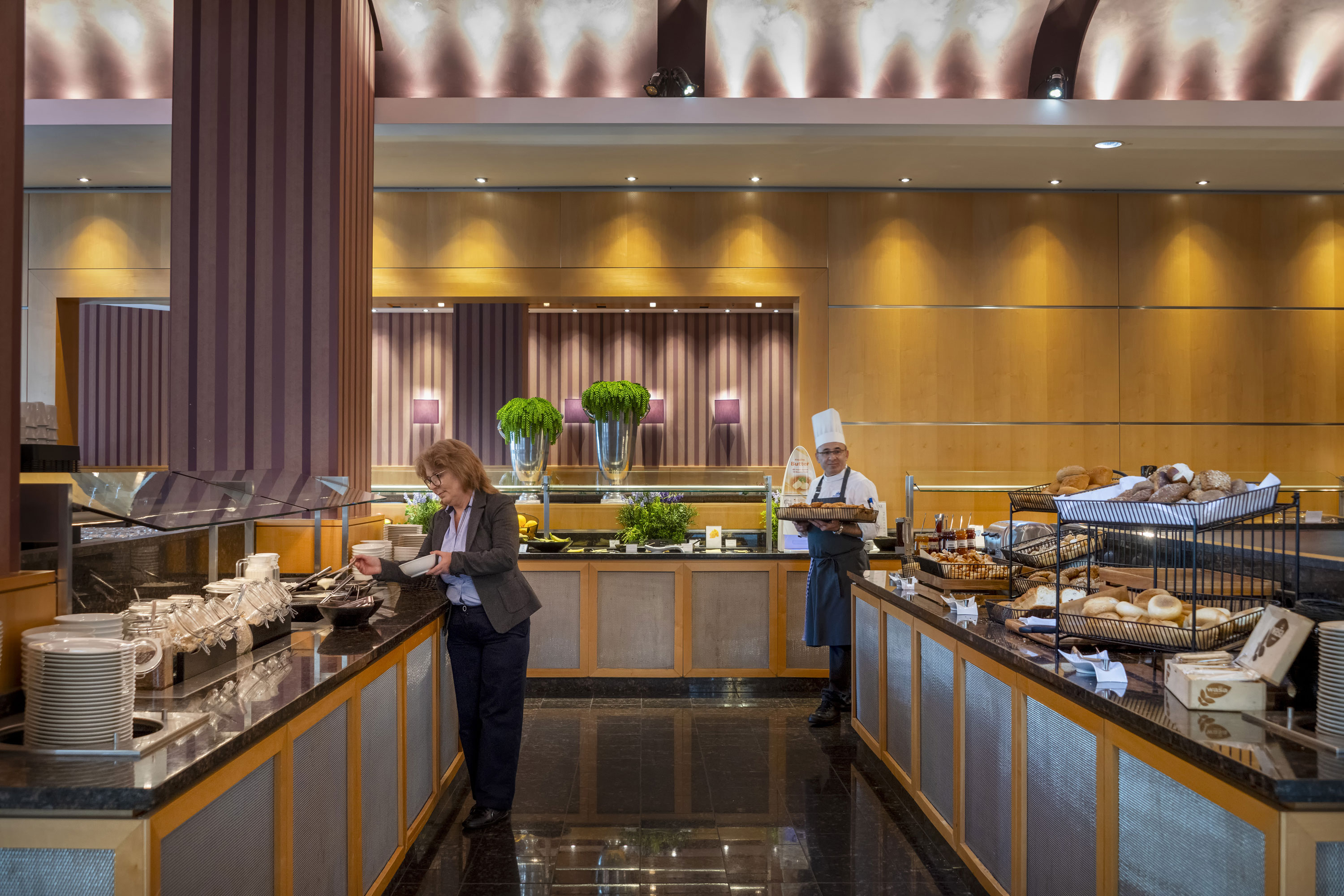 Classico Restaurant Breakfast buffet at Maritim Hotel Düsseldorf with freshly baked bread, hot dishes, and a chef serving guests.