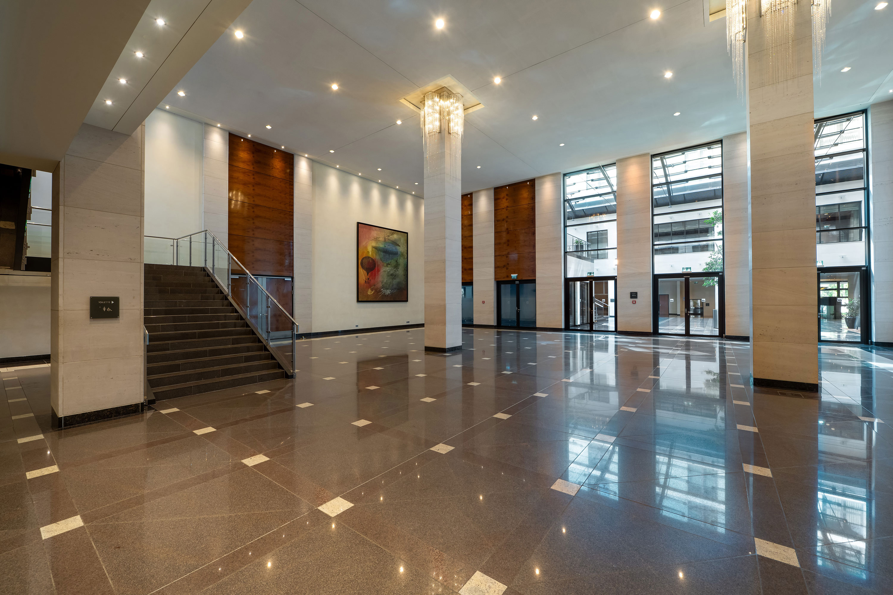 Conference foyer Spacious bright lobby with marble floor at Maritim Hotel Düsseldorf