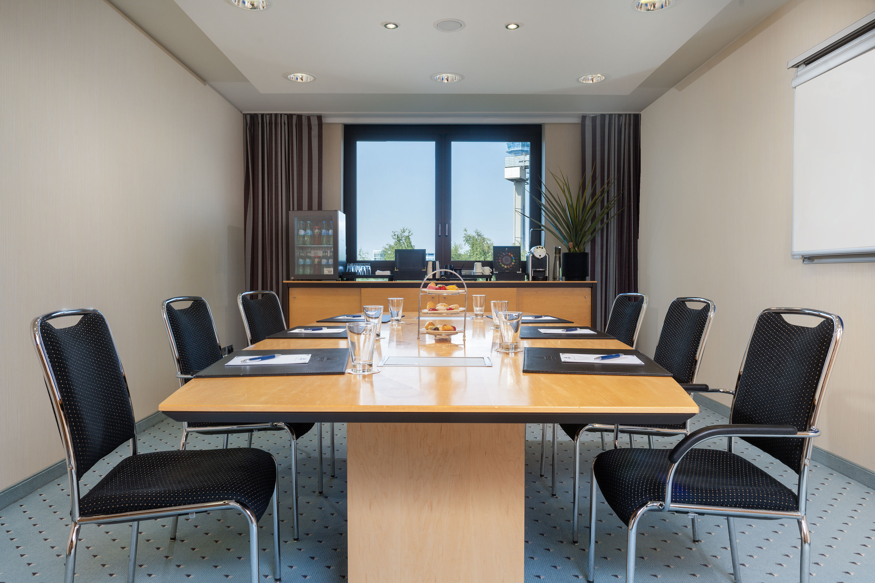 Amsterdam Boardroom Modern meeting room with large table and window view at Maritim Hotel Düsseldorf