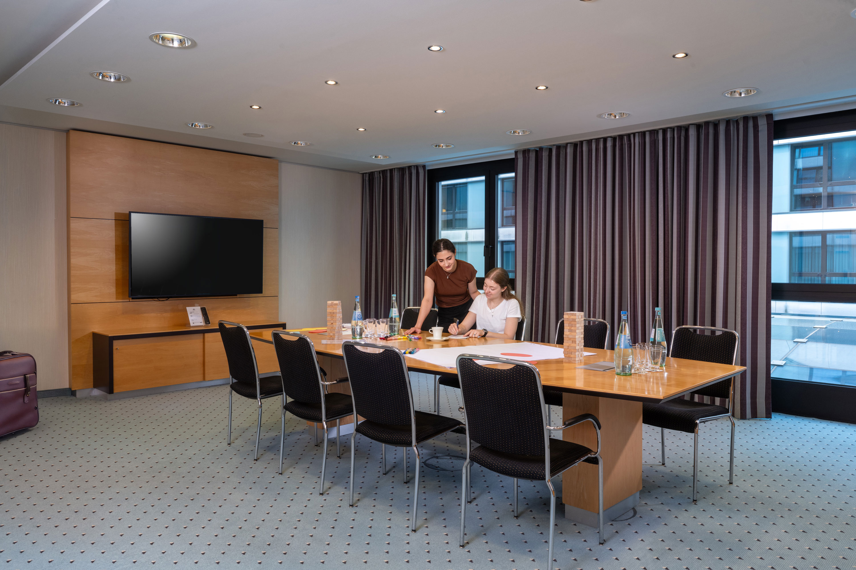 Helsinki Boardroom Conference room with large table for creative meetings at Maritim Hotel Düsseldorf