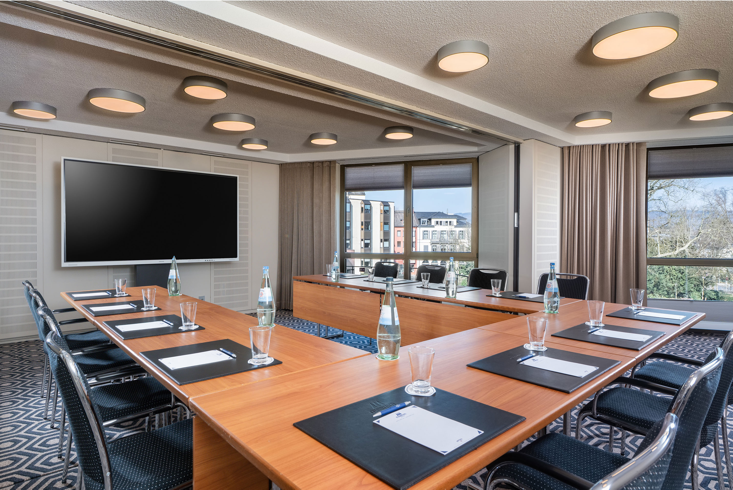 Salon Dorothée Meeting room "Salon Dorothée" at Maritim Hotel Bad Homburg with conference table and presentation equipment.