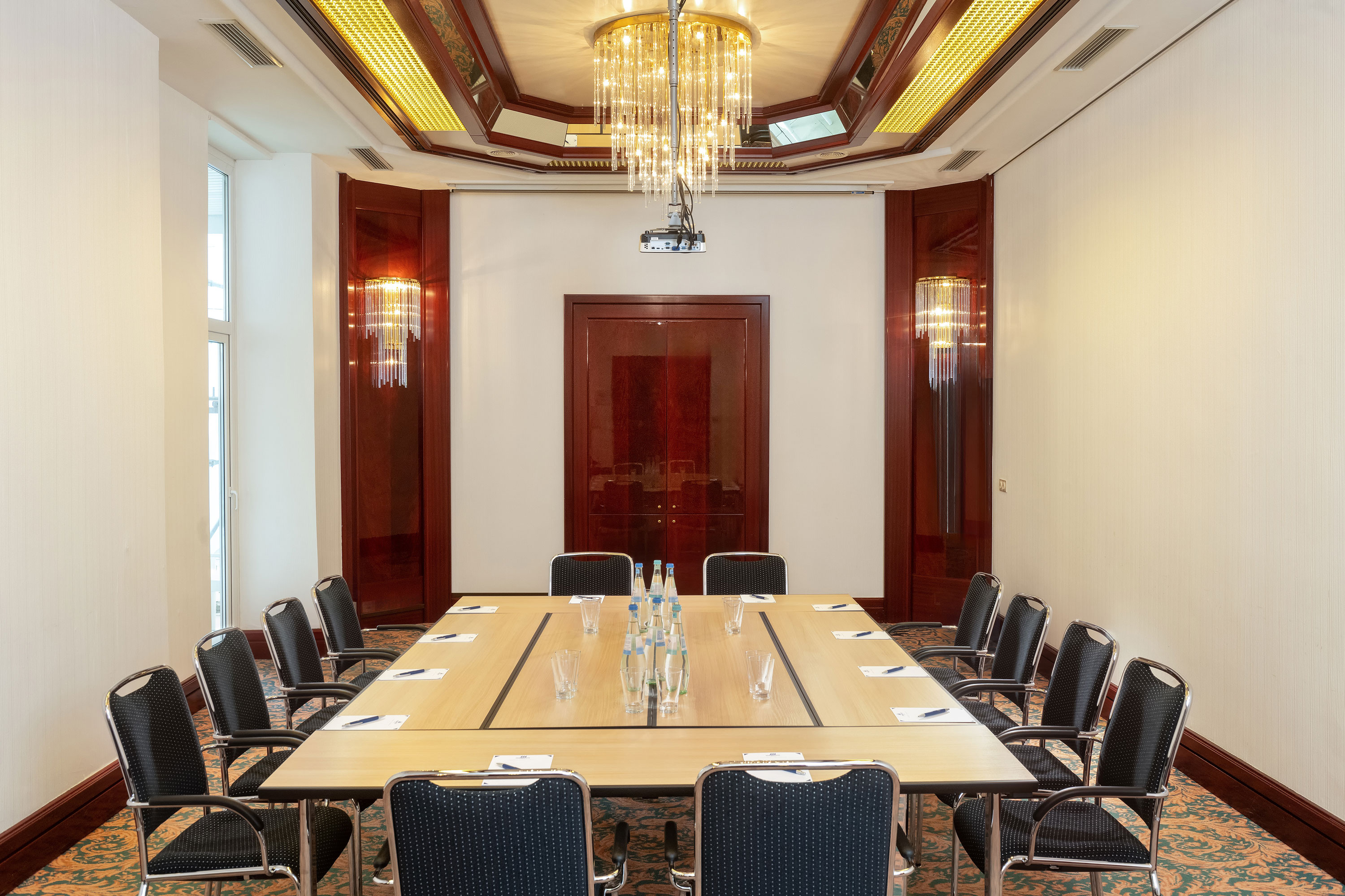 Salon Gustav Stresemann Room Gustav Stresemann with U-shaped seating, elegant décor and large ceiling light at Maritim Hotel Bad Wildungen.