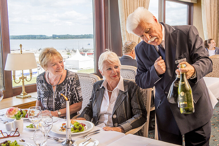 Ristorante baltico con vista sul Baltico Cameriere presenta vini selezionati agli ospiti nel ristorante del Maritim Hotel Travemünde.