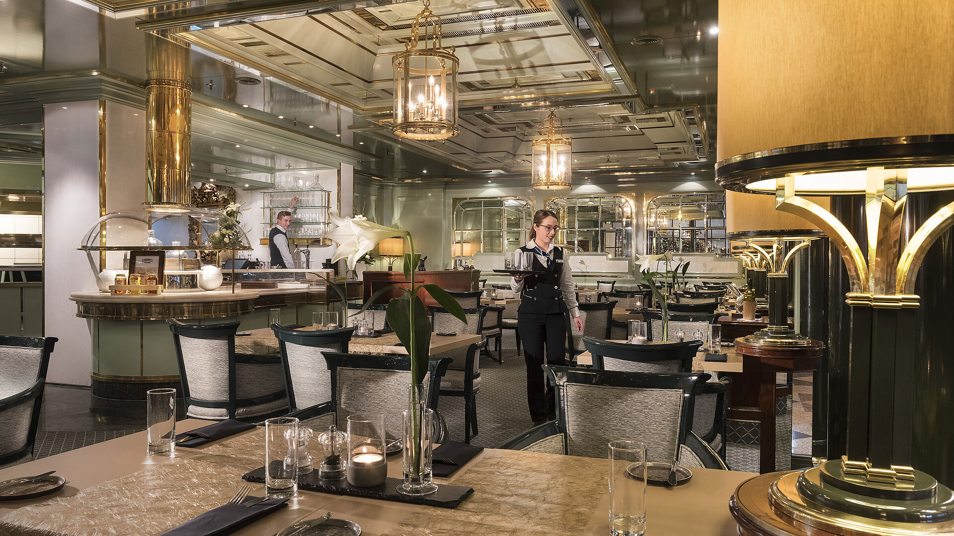 La Marée Bistro The La Marée restaurant in the Maritim Hotel Bonn with its stylish ambience and attentive service staff at work.