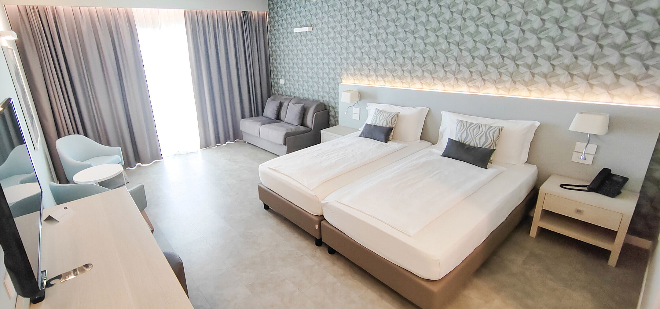 Superior room Spacious room at Maritim Resort Calabria with twin bed, sofa, desk and bright design