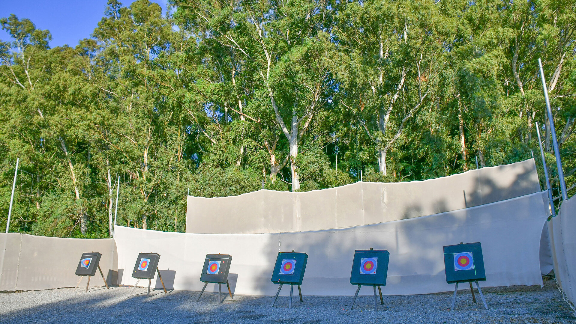 Tir à l'arc Stand de tir à l’arc avec cibles colorées au Maritim Resort Calabria pour loisirs sportifs