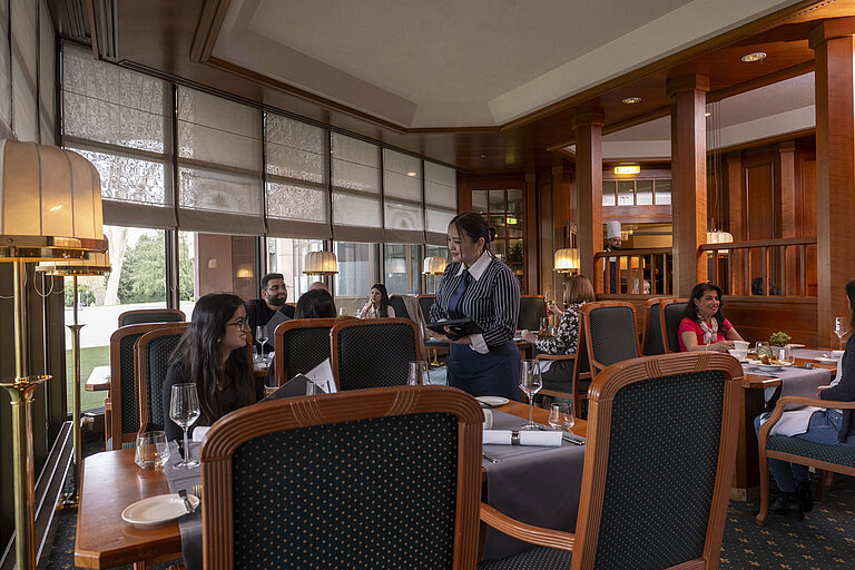Restaurant "Bürgerstuben" Les clients dînent dans le restaurant élégant du Maritim Hotel Bad Homburg, avec un service attentionné du personnel.