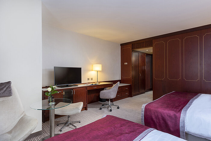 Classic Family room Family room at Maritim Hotel Bonn with modern amenities, comfortable beds, and a convenient desk.