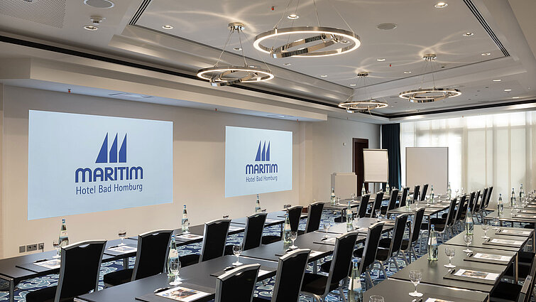 Salon Louise Modern conference room at Maritim Hotel Bad Homburg with seating and projection.