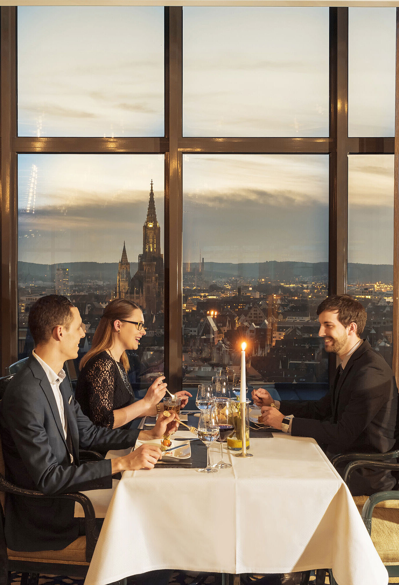 Panorama and Bastei Restaurant Guests enjoy dinner with a view of Ulm Minster at the restaurant of the Maritim Hotel Ulm
