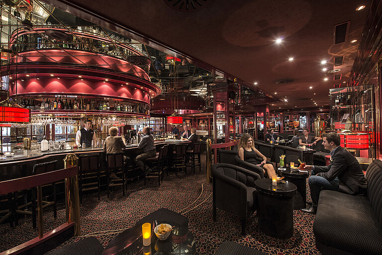 Piano Bar Clientes con bebidas en el bar rojo del Maritim Hotel Stuttgart