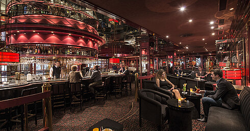 Piano Bar Clientes con bebidas en el bar rojo del Maritim Hotel Stuttgart