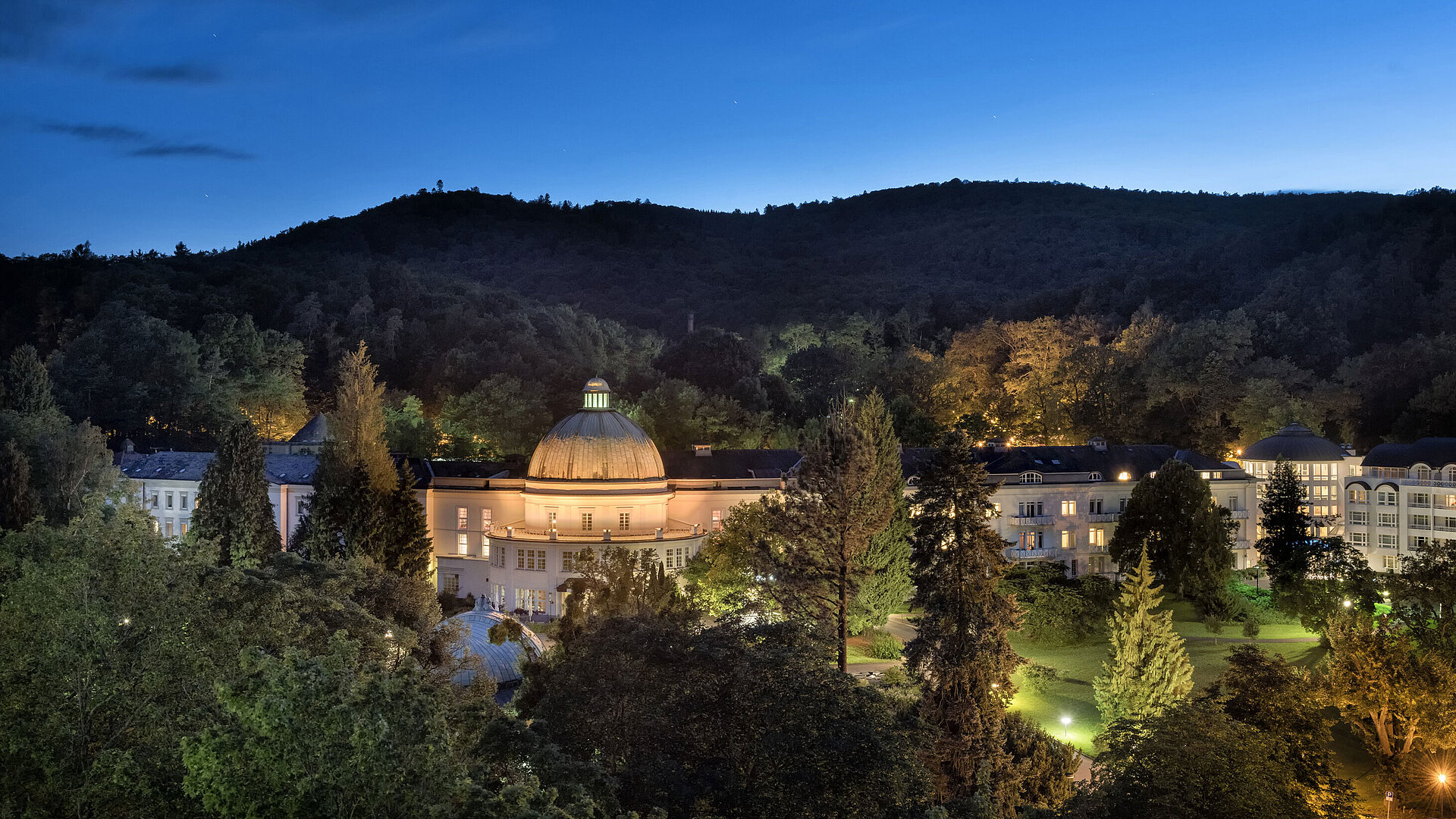 Vista exterior por la noche Maritim Hotel Bad Wildungen de noche, iluminado y rodeado de naturaleza