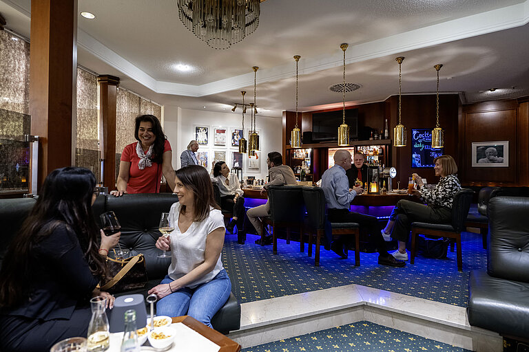 Bar de l'hôtel Les clients savourent des boissons dans le bar élégant du Maritim Hotel Bad Homburg avec une ambiance détendue et chaleureuse