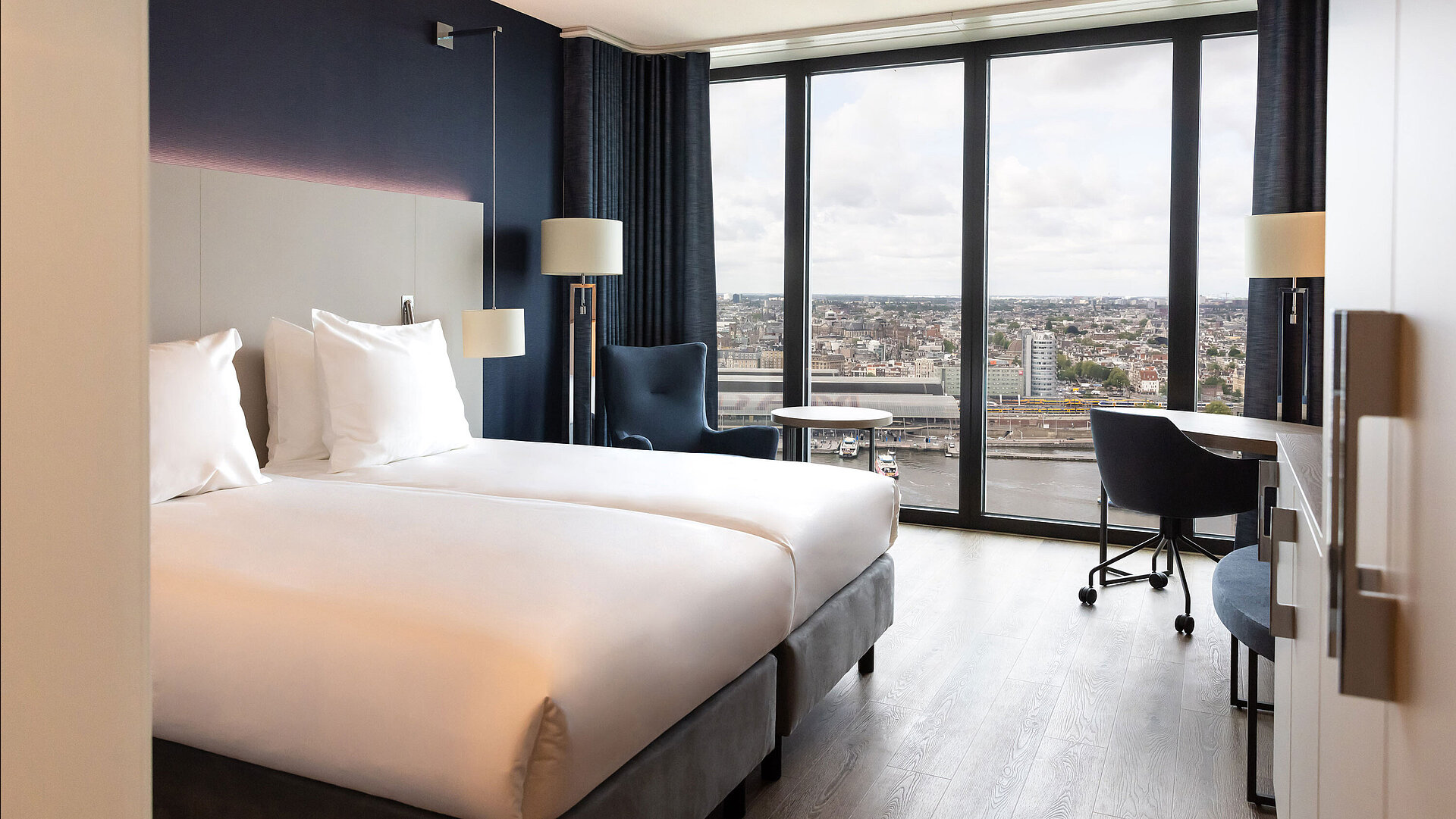Habitación doble Habitación doble en Maritim Hotel Amsterdam con gran ventana y vistas panorámicas a la ciudad