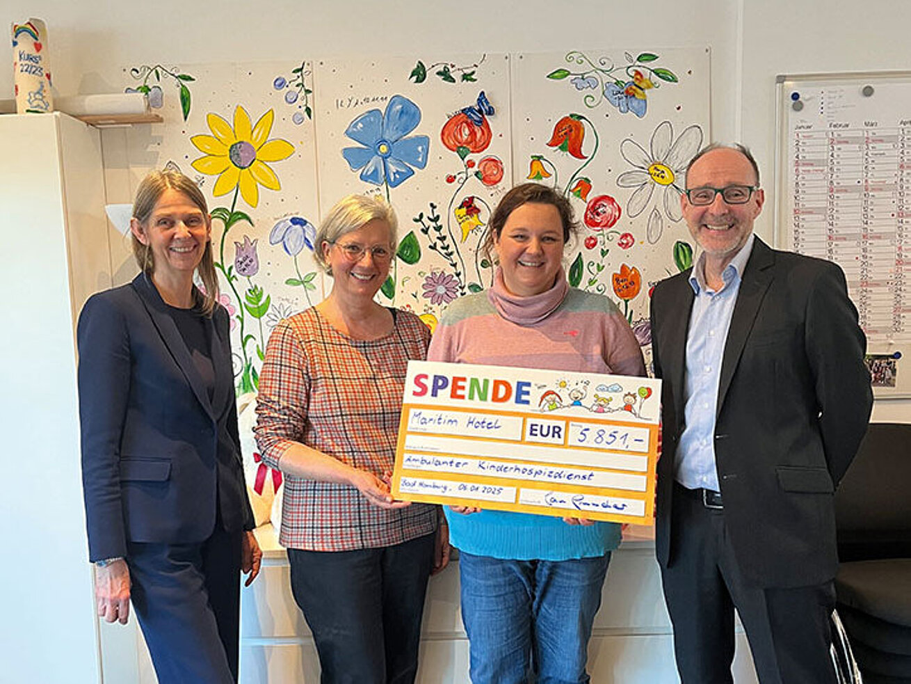 Donation to the children's hospice Donation presentation by Maritim Hotel Bonn to the children's hospice supporting seriously ill children