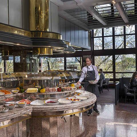 Het "Rôtisserie"-restaurant in het Maritim Hotel Keulen biedt een gevarieerd buffet met verschillende gerechten.