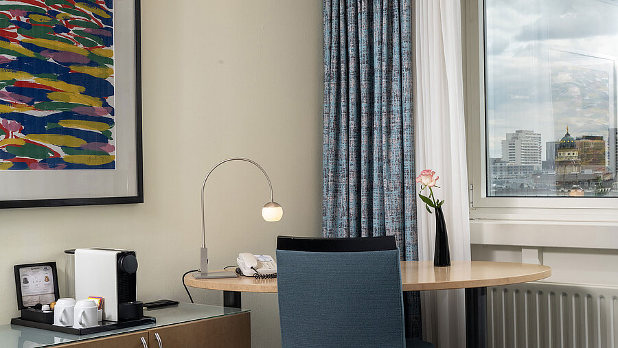 Habitación Superior Escritorio con cafetera y vistas en la habitación Superior del Maritim proArte Hotel Berlin