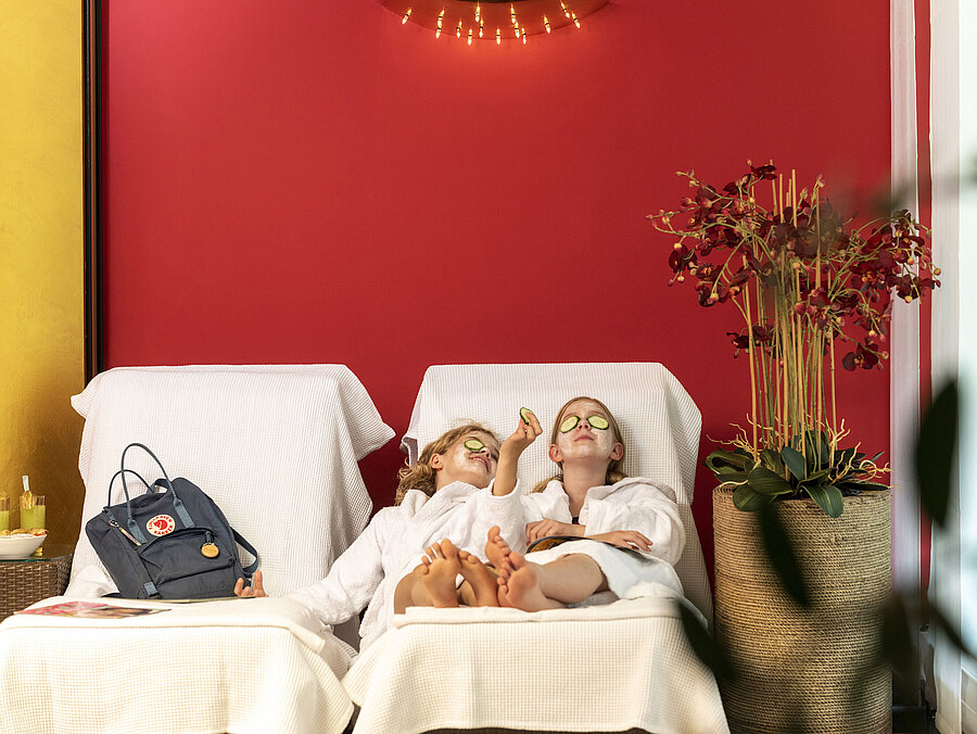 Masque de beauté pour enfants Deux filles avec masque facial et concombres se détendent au spa de l'hôtel Maritim, profitant de leur soin.