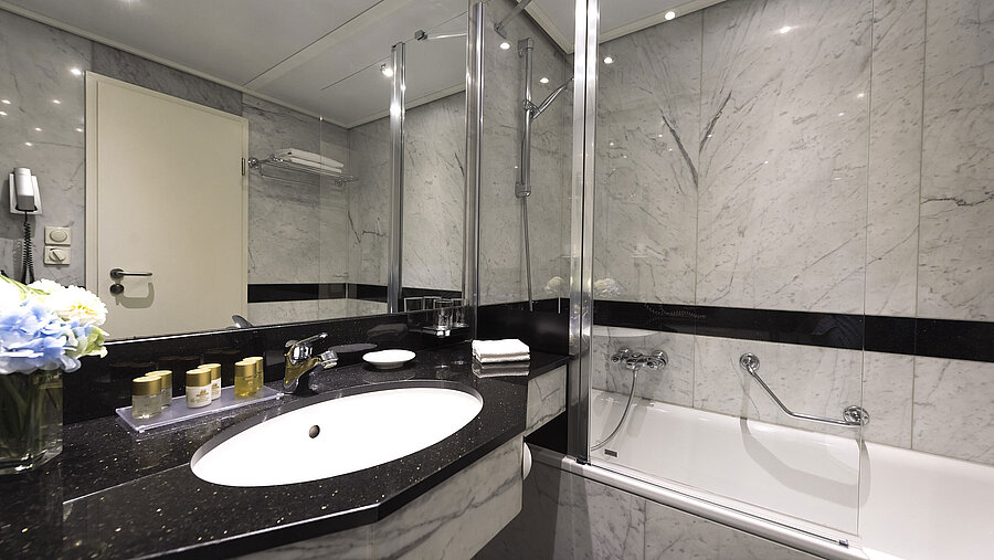 Baño Baño moderno con elegantes detalles de mármol en la habitación Superior del Maritim proArte Hotel Berlín.