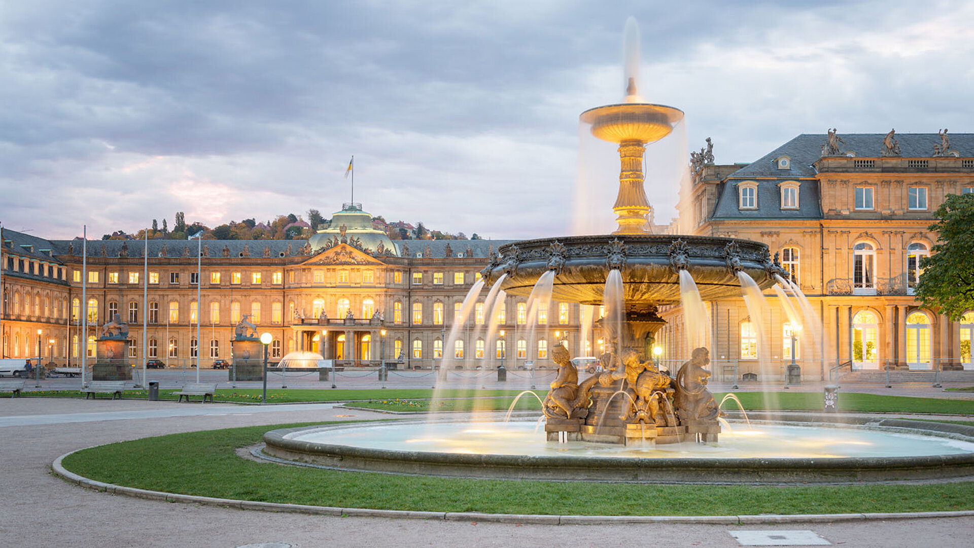 © tichr - AdobeStock.com Schlossplatz in Stuttgart with the Jubilee Column, fountain and New Palace in the background.