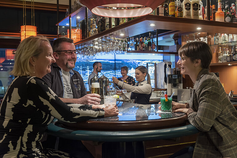 Bar dell'hotel Ospiti al bancone del bar che conversano e gustano drink al Maritim Hotel Travemünde