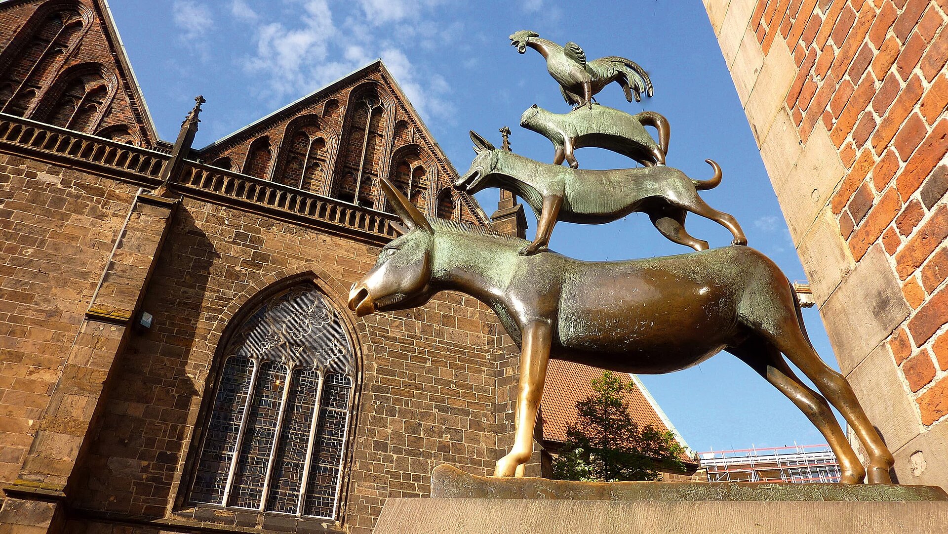 © globertrotter1 - Adobestock.com Bremen Town Musicians in front of the historic Bremen Town Hall