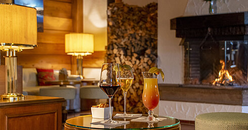 Bar Wine, beer and cocktail on a table in front of the cosy fireplace at the Maritim Hotel Titisee bar