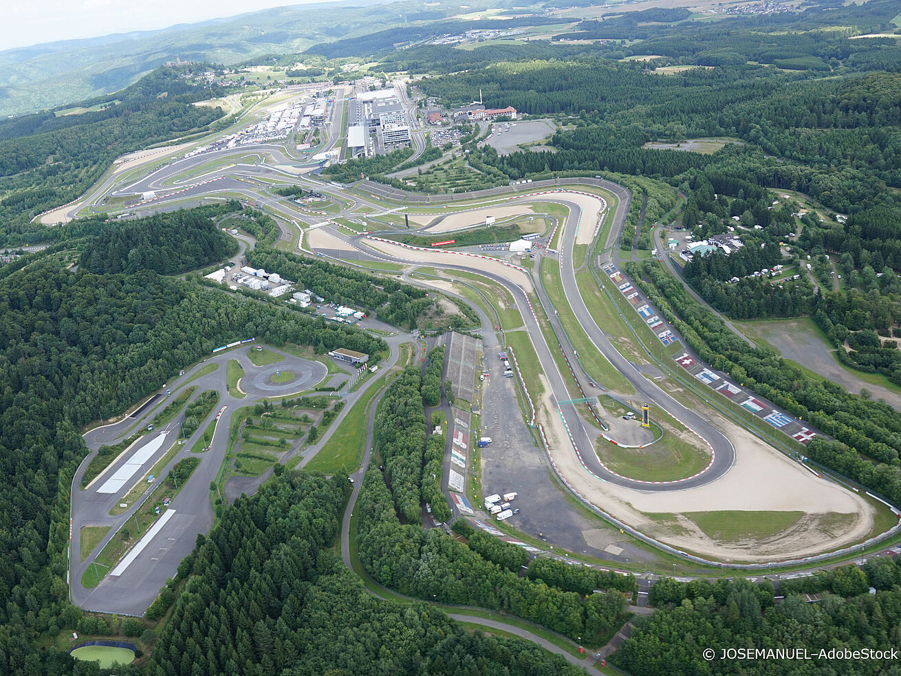 Nürburgring © Josemanuel - AdobeStock.com Vista aérea del Nürburgring en Eifel, famoso circuito de automovilismo en Alemania