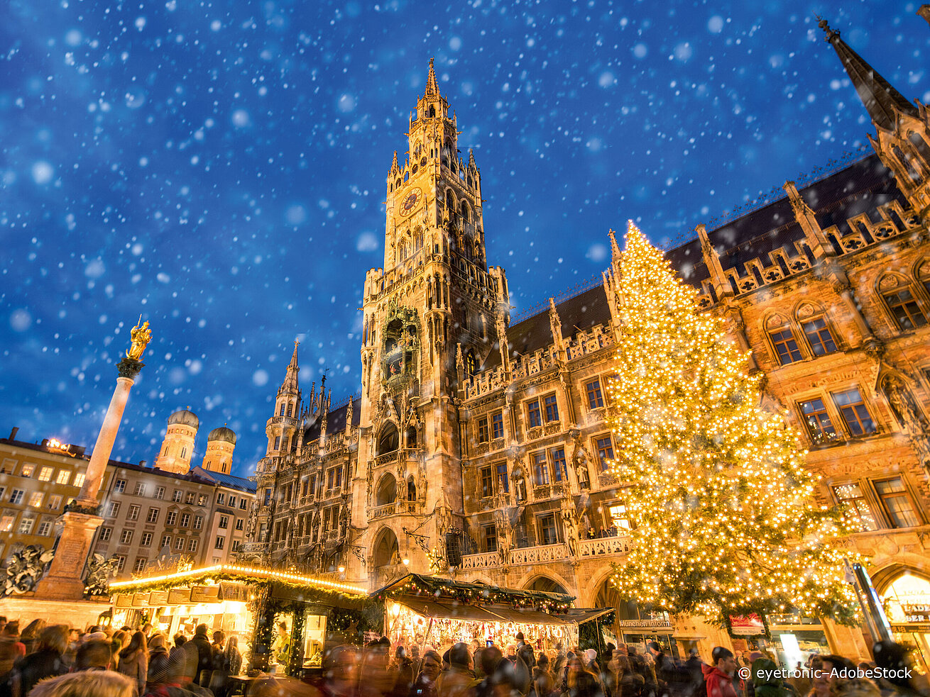 © eyetronic - AdobeStock.com Christmas market at Marienplatz in Munich with illuminated Town Hall and large Christmas tree in the snow