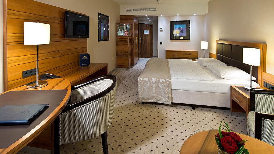 Classic room Comfortable Classic room at Maritim Hotel Bad Homburg with modern design and desk.