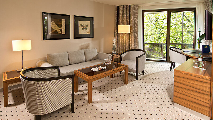Studio room Cozy living area of the suite at Maritim Hotel Bad Homburg with elegant seating and balcony.