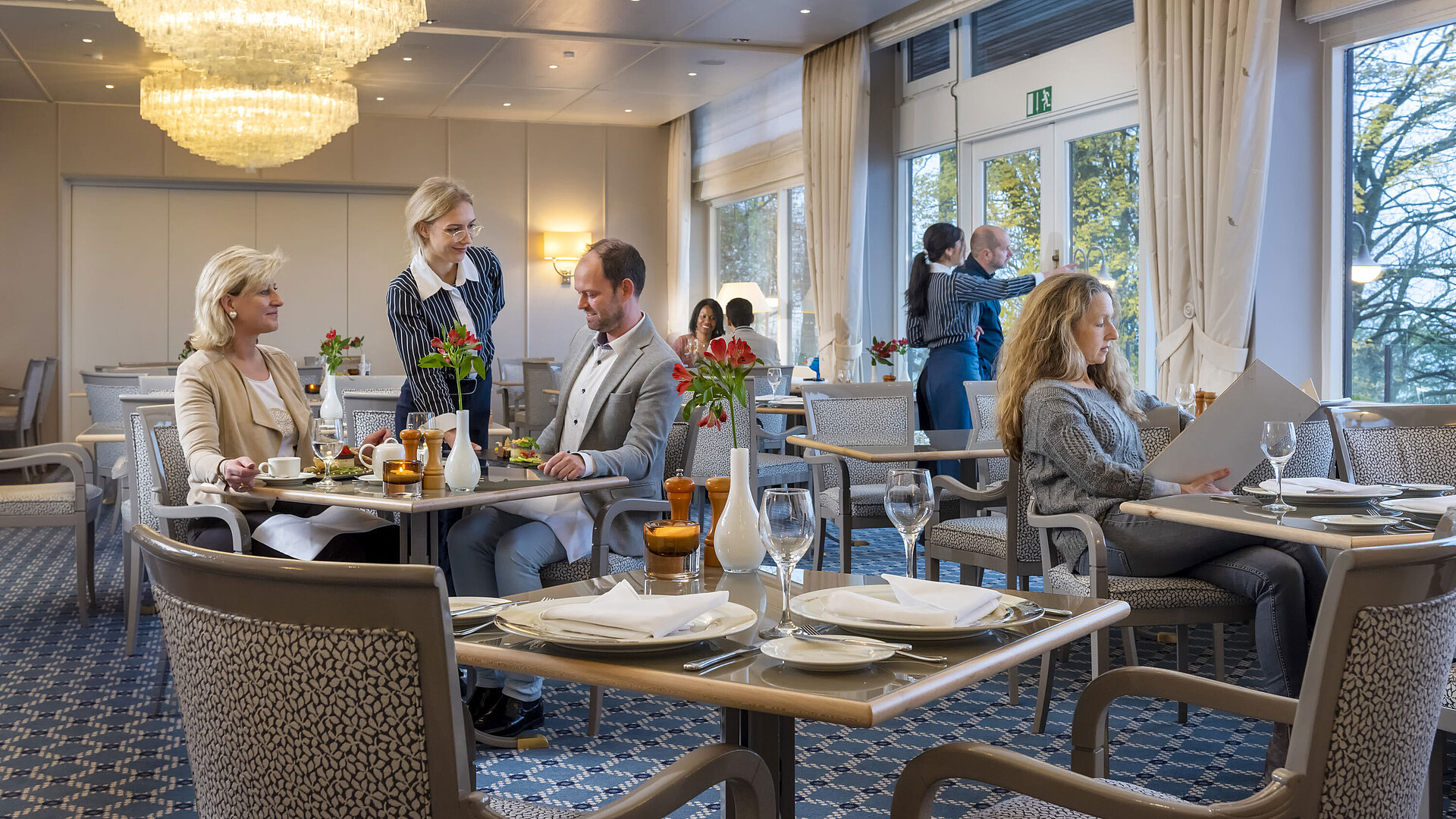 Restaurant Bellevue The Bellevue restaurant in the Maritim Hotel Kiel with elegant interior, friendly service and relaxed guests.