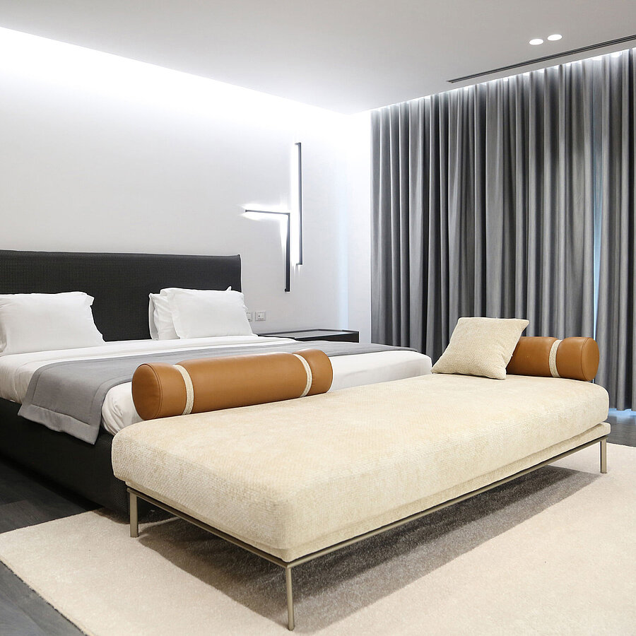 Family Junior Suite Bright double room at Maritim Resort Marina Bay with modern design and large sofa