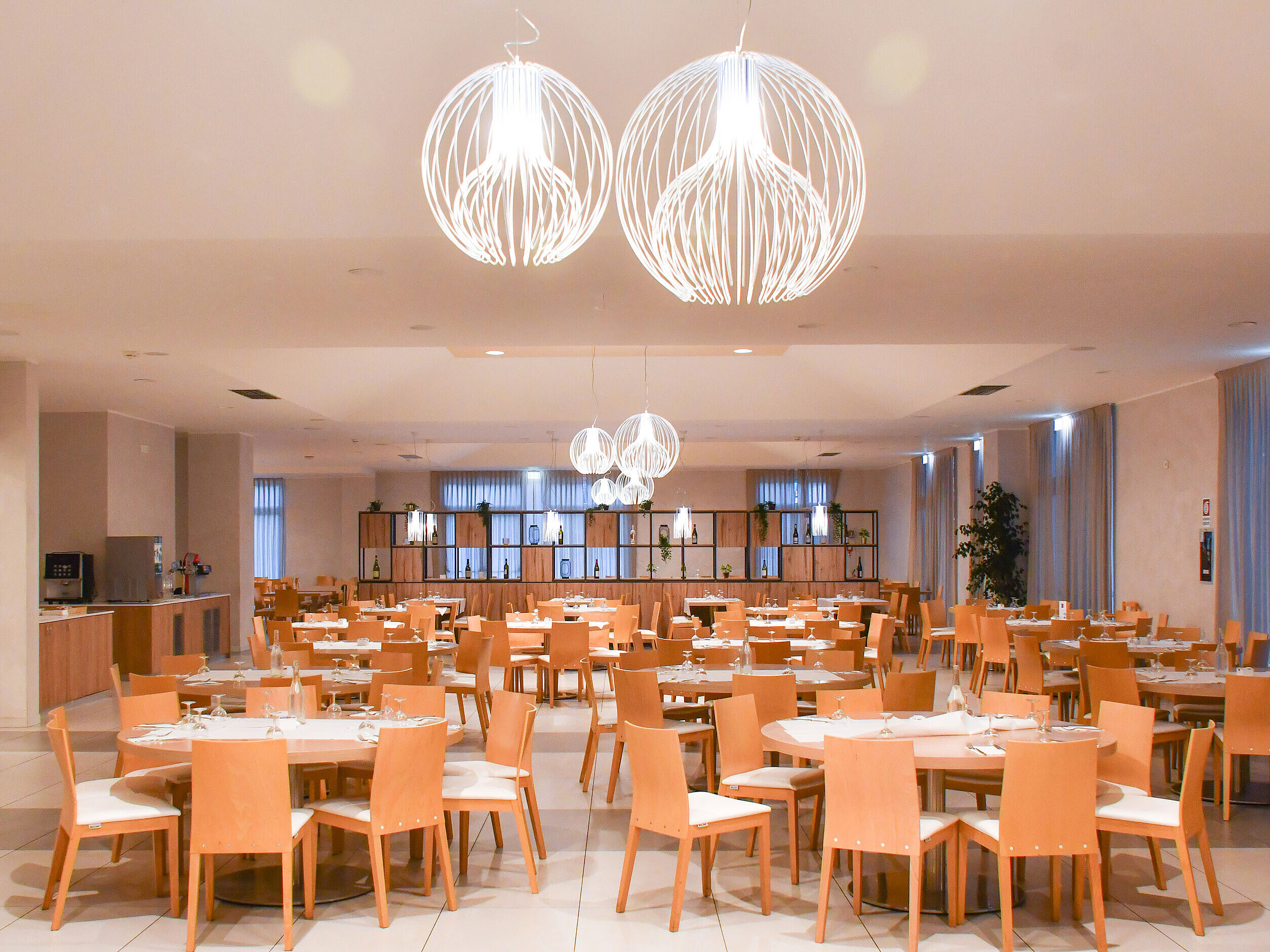 Main restaurant Spacious dining room at Maritim Resort Calabria with elegant lighting and ample seating