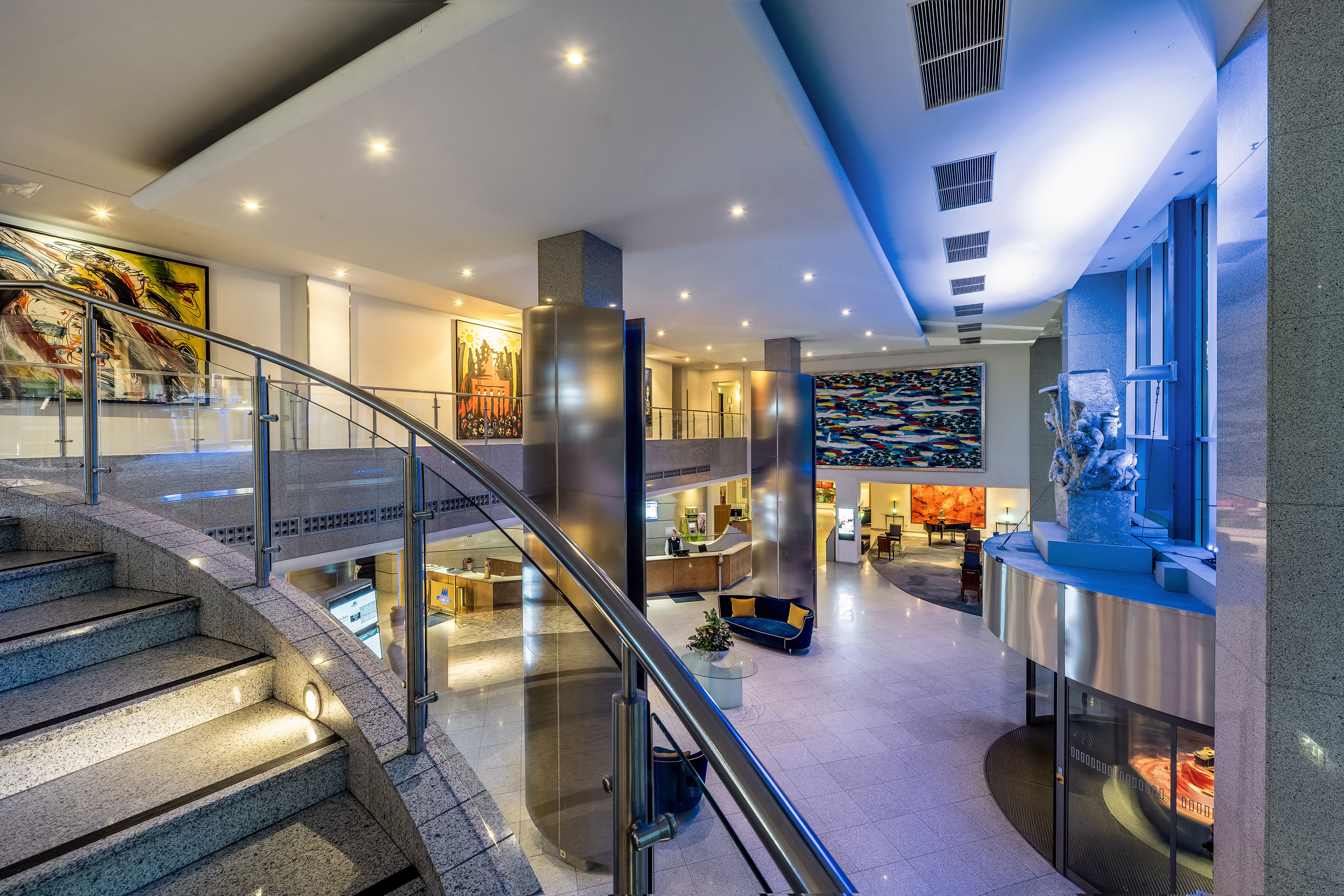 Lobby Vista del lobby con arte y recepción en Maritim proArte Hotel Berlin