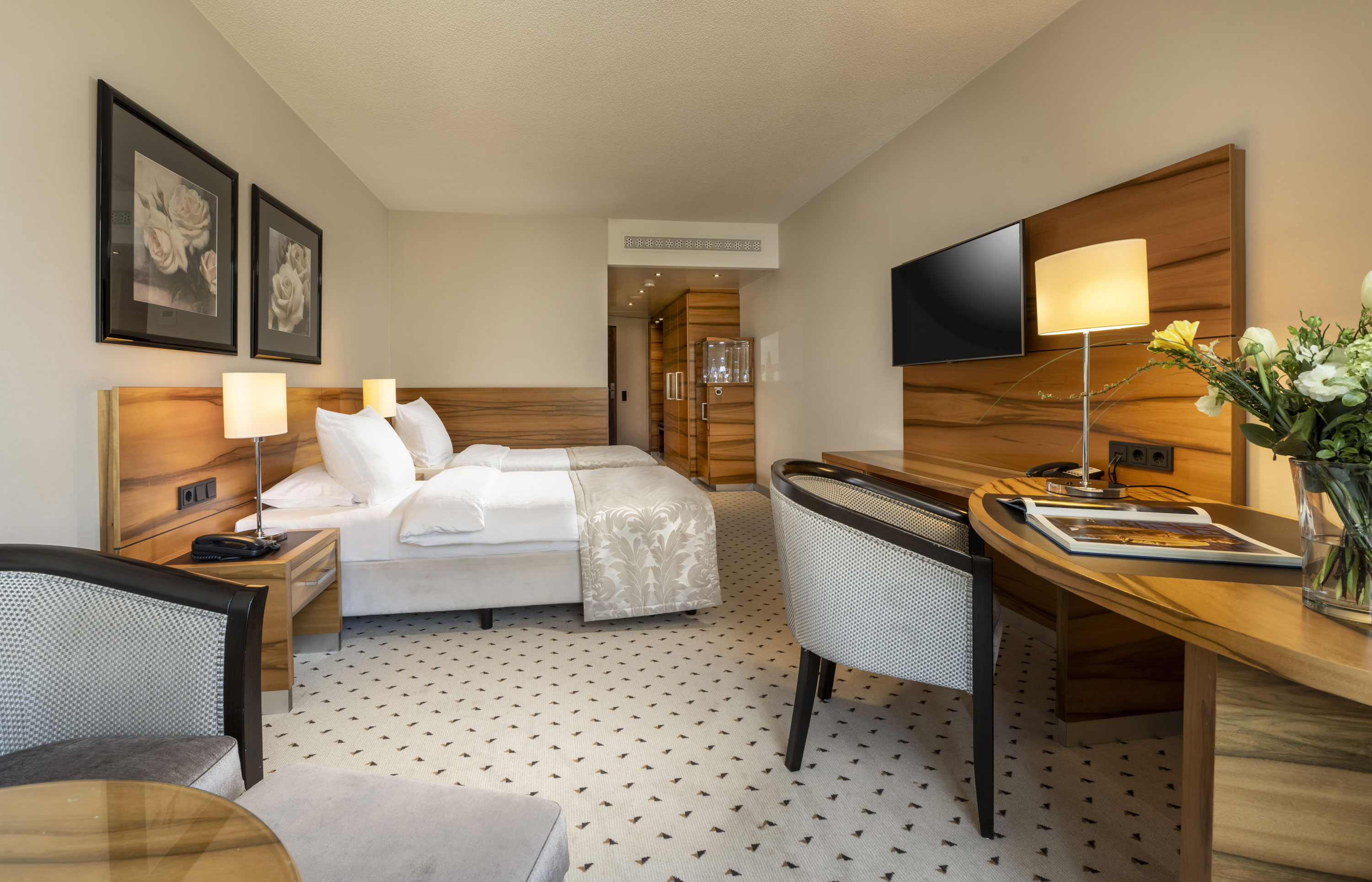 Comfort Twin room Comfort room at Maritim Hotel Bad Homburg with double bed, stylish wood decor and modern amenities.